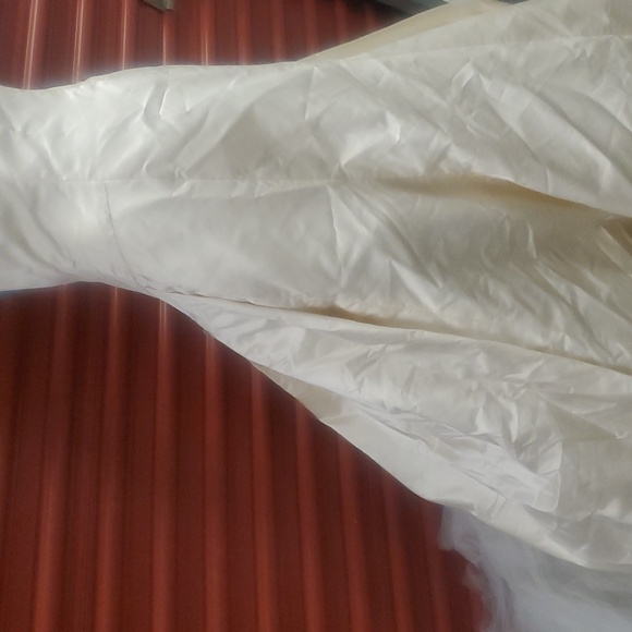 Vera Wang Dutchesse Wedding Dress size 8 Ivory Silk strapless Ball gown #2 - Picture 15 of 17